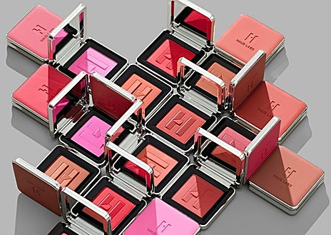 Imagen secundaria 1 - Su base de maquillaje viral, sus coloretes y sus labiales ya se pueden adquirir en las tiendas y a través de su web. 