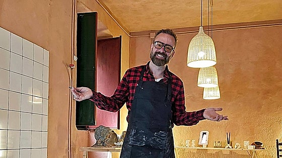 Trabajar el barro y crear piezas de cerámica con las manos, la mejor terapia para combatir el estrés, según Guille García-Hoz