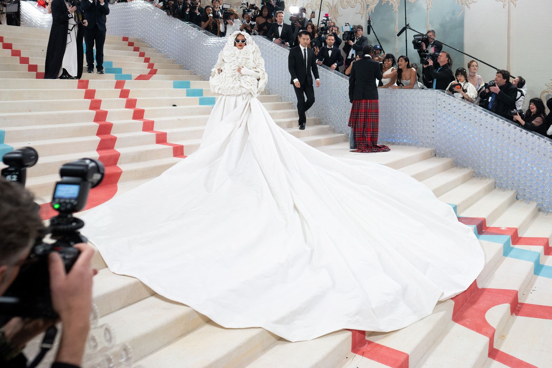 Una embarazadísima Rihanna se llevó todas las miradas de la Gala Met de 2023 cuando apareció con este espectacular vestido de Valentino. 