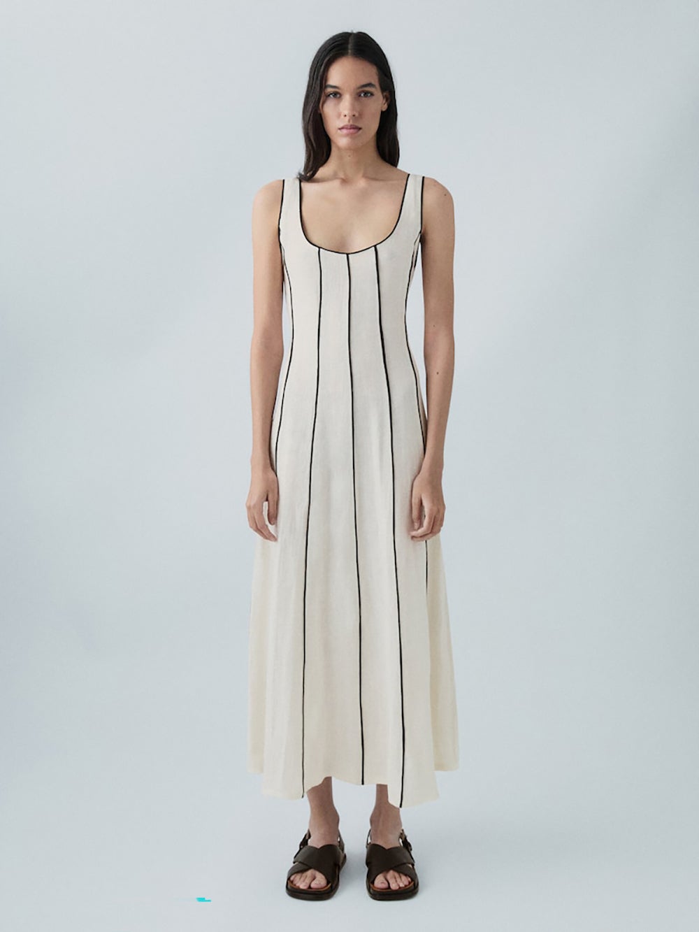 Vestido de lino con mangas sisa en blanco y negro. 99.95 euros en Massimo Dutti. 