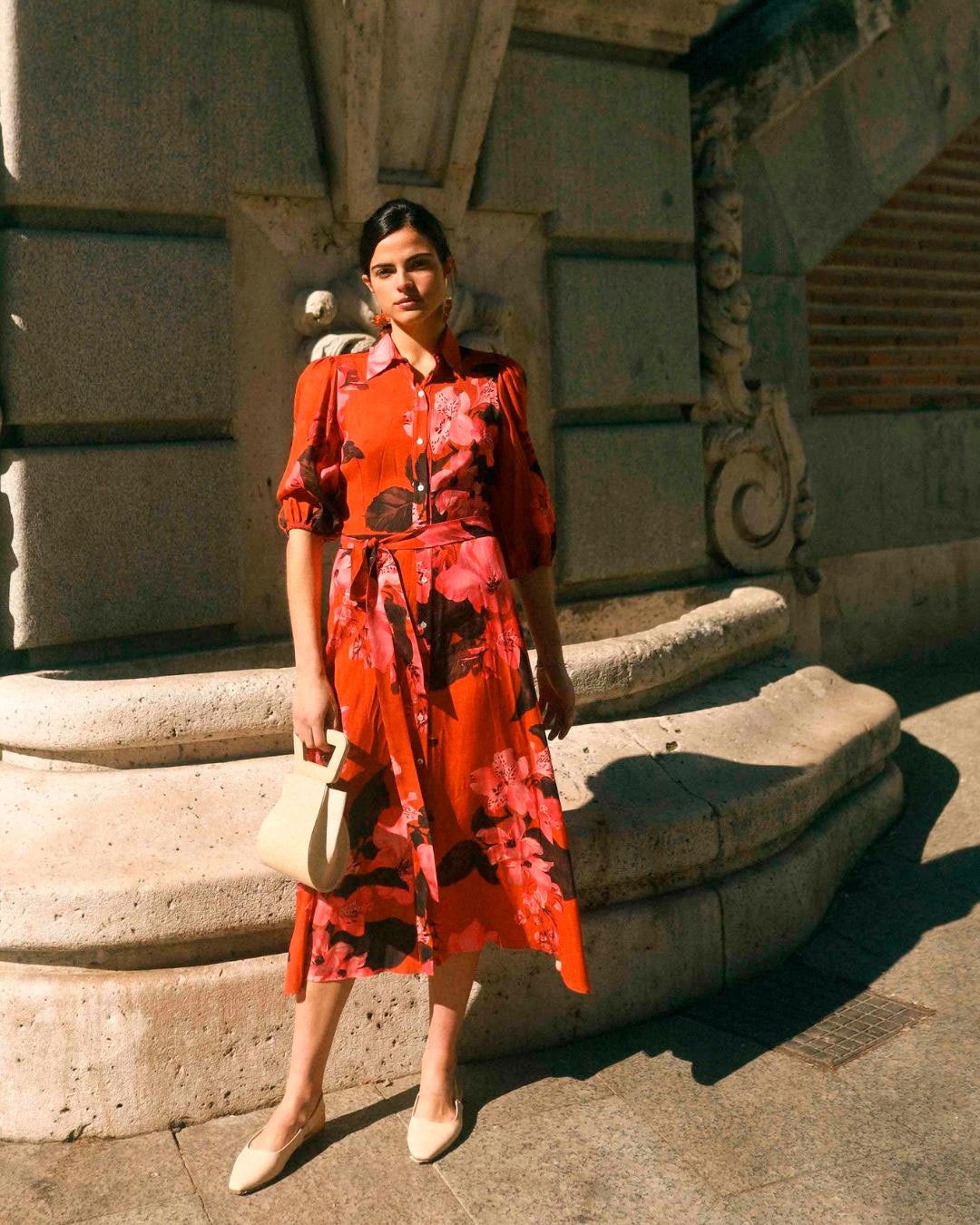 Vestido camisero de corte midi y estampado floral tropical decorado con cinturón. 269 euros en Mimoki. 