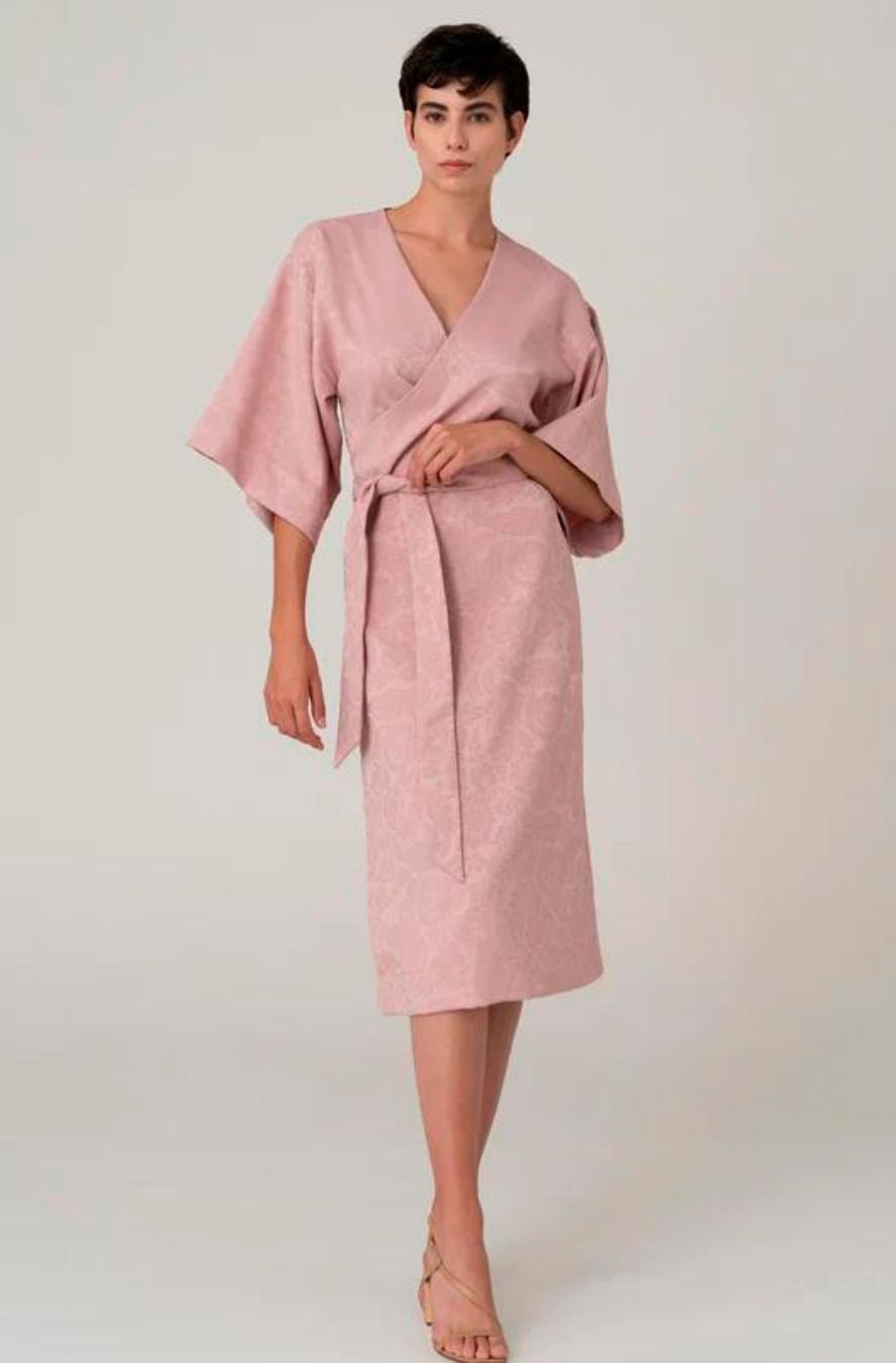 Vestido tipo kimono en color rosa palo. 50 euros en Satela Spain. 