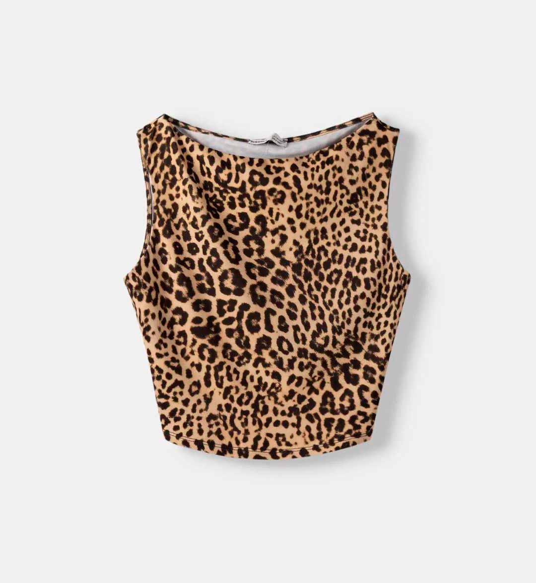 Crop top sin mangas y espalda descubierta de leopardo. 12.99 euros en Bershka.