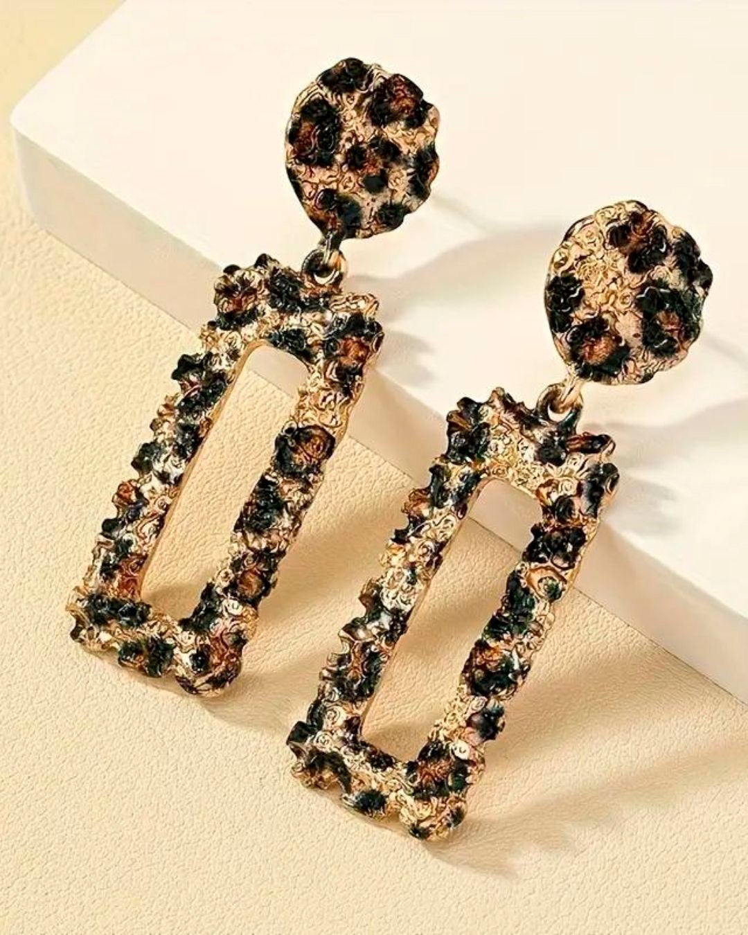 Pendientes rectangulares con estampado de leopardo vintage. 1.77 euros en Temu. 