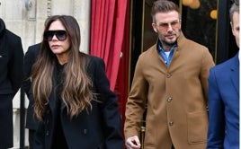 Victoria Beckham con gafas pantalla de estilo retrofuturista