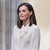 Pantalones de cuero y los pendientes gota virales: el nuevo look de la Reina Letizia