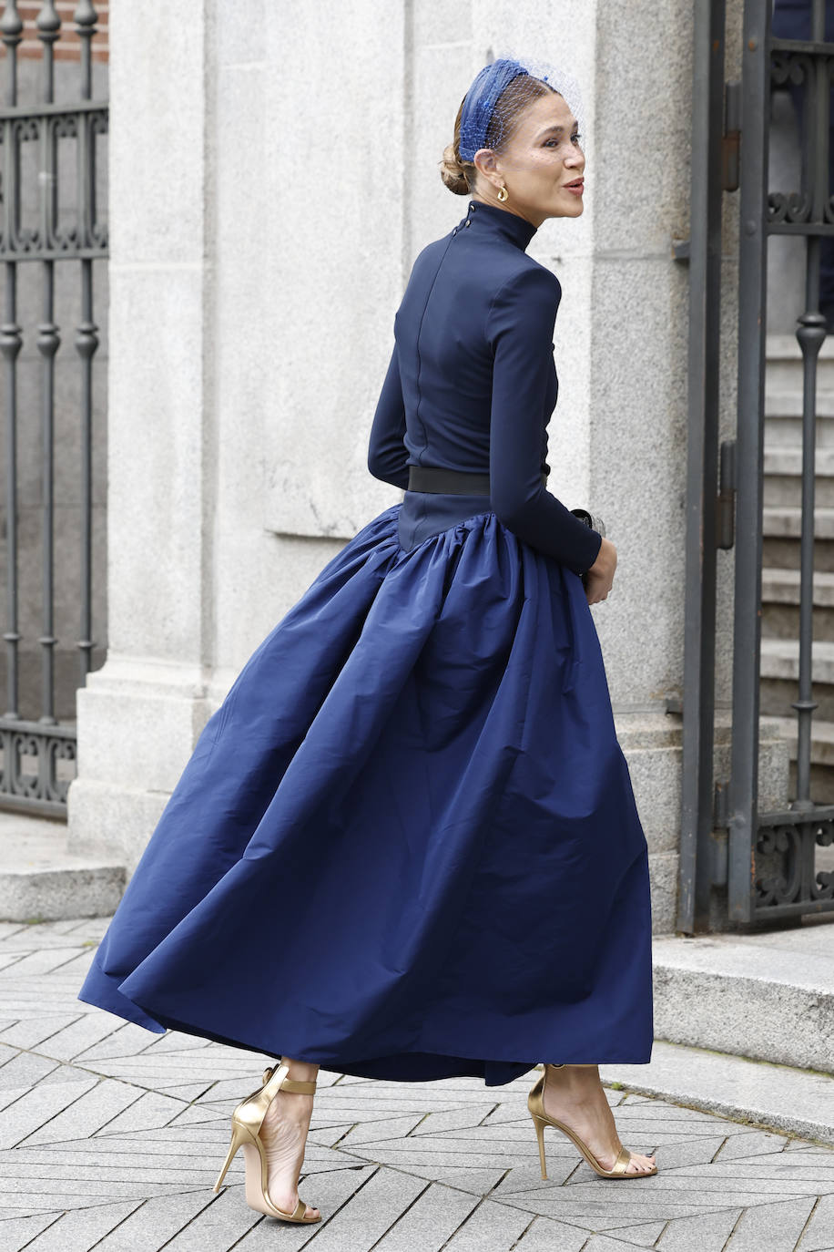 Carla Pereyra, mujer del Cholo Simeone, se ha decantado por un elegante estilismo en color azul que ha completado con tocado de red en una tonalidad más clara.