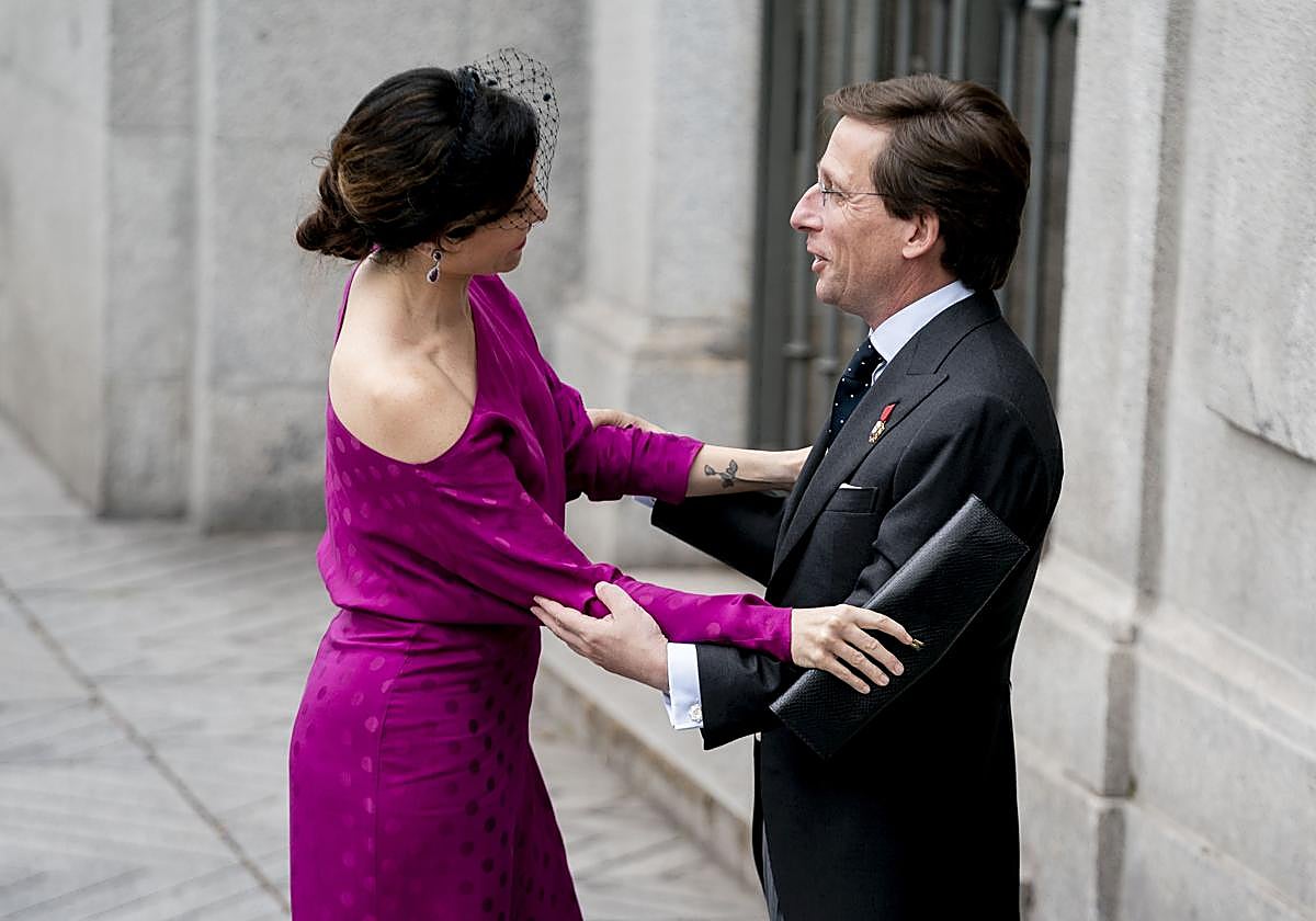 Isabel Díaz Ayuso acude a la boda de Almeida y Teresa Urquijo con un vestido de su marca favorita que cuesta 145 euros