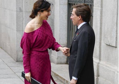 Imagen secundaria 1 - Ayuso con Serrano y saludando a Almeida. Imagen del vestido en la web de Victoria.