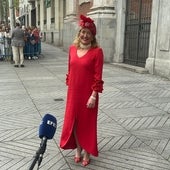 Casilda, la hermana mayor y madrina del novio, con un vestido rojo de la misma firma que la novia