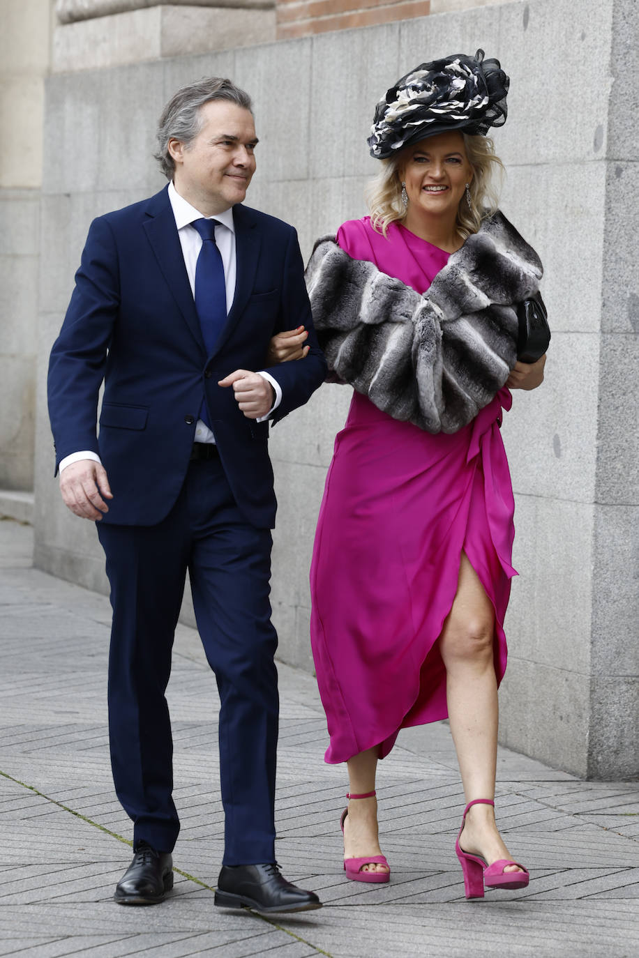 Matilda García Duarte, presidenta de la Asociación Nacional de Grandes Empresas de Distribución, con vestido en color fucsia, chal de piel y llamativo tocado en tonos grises a juego. 