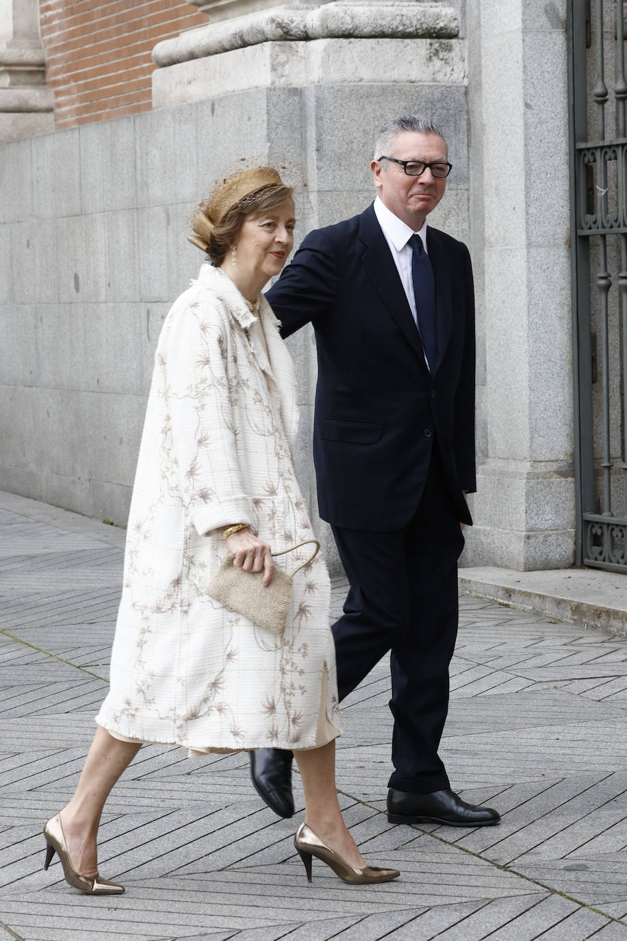 Alberto Ruiz Gallardón junto a su mujer María del Mar Utrera, quién se ha decantado por un conjunto de vestido y abrigo en tonos beiges. 