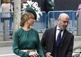 Todos los vestidos y looks de las invitadas a la boda de José Luis Martínez-Almeida y Teresa Urquijo