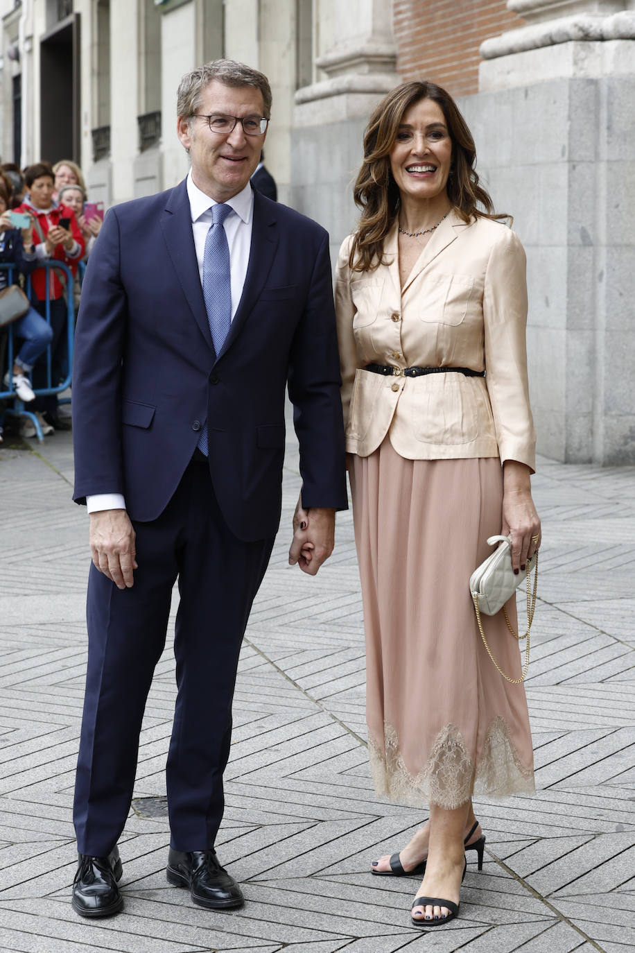 Alberto Núñez Feijóo y Eva Cárdenas, en esta ocasión con falda de tul y blazer con cinturón en tonos empolvados. 