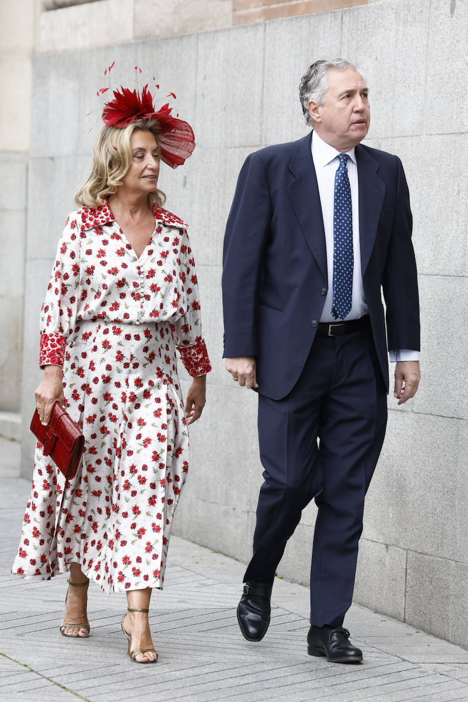 Otra de las invitadas que ha apostado por el color rojo, en esta ocasión con vestido estampado de flores. 