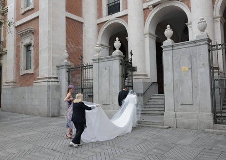 Imagen secundaria 1 - Detalles del vestido de novia de Teresa Urquijo