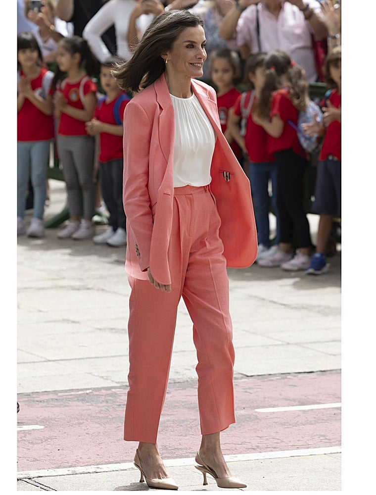 La Reina Letizia estrena traje de chaqueta en color coral.