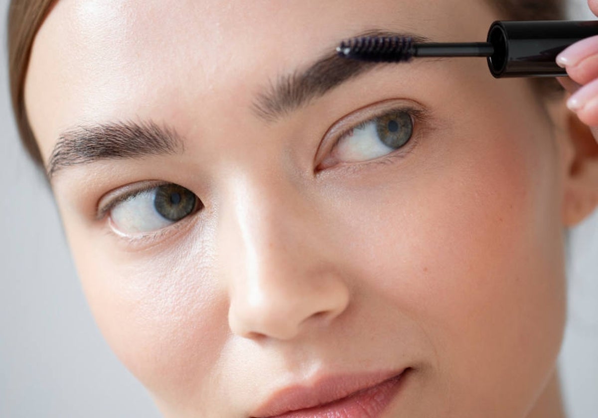 Tintes y otros remedios para disimular las canas de las cejas.