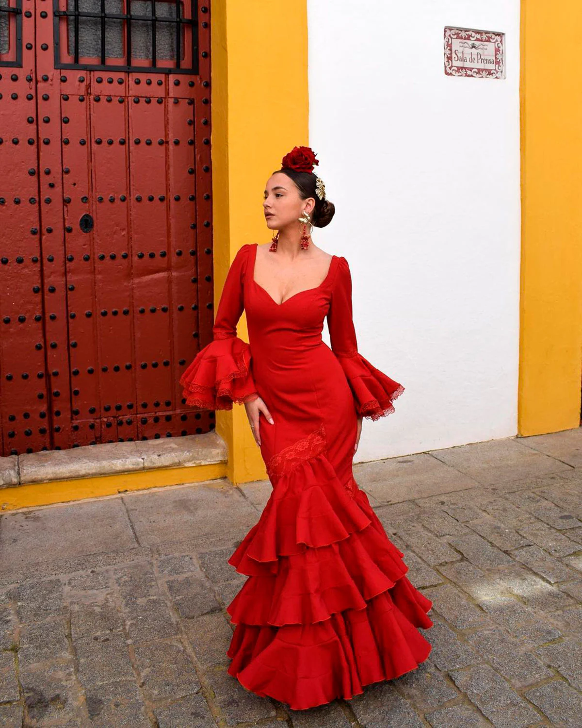 Fabiana Sevillano lució un precioso traje de flamenca rojo de Aurora Gaviño. Lo completó con accesorios de la misma tonalidad. 