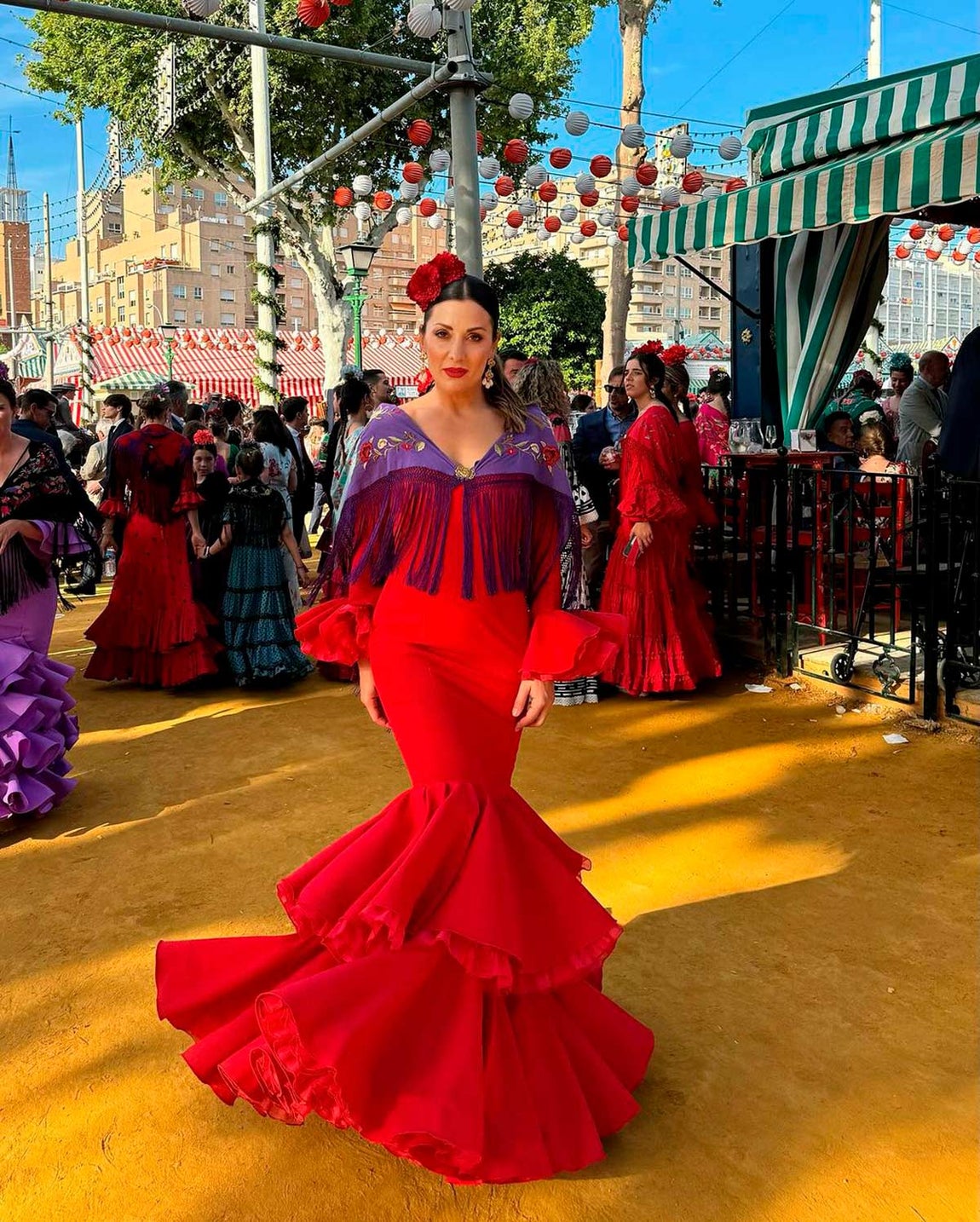 Nagore Robles llevó un diseño rojo entallado y con dos volantes. Obra de Leticia Lorenzo, lo combinó con un mantón floral morado y flores a un lado de la cabeza también rojas. 