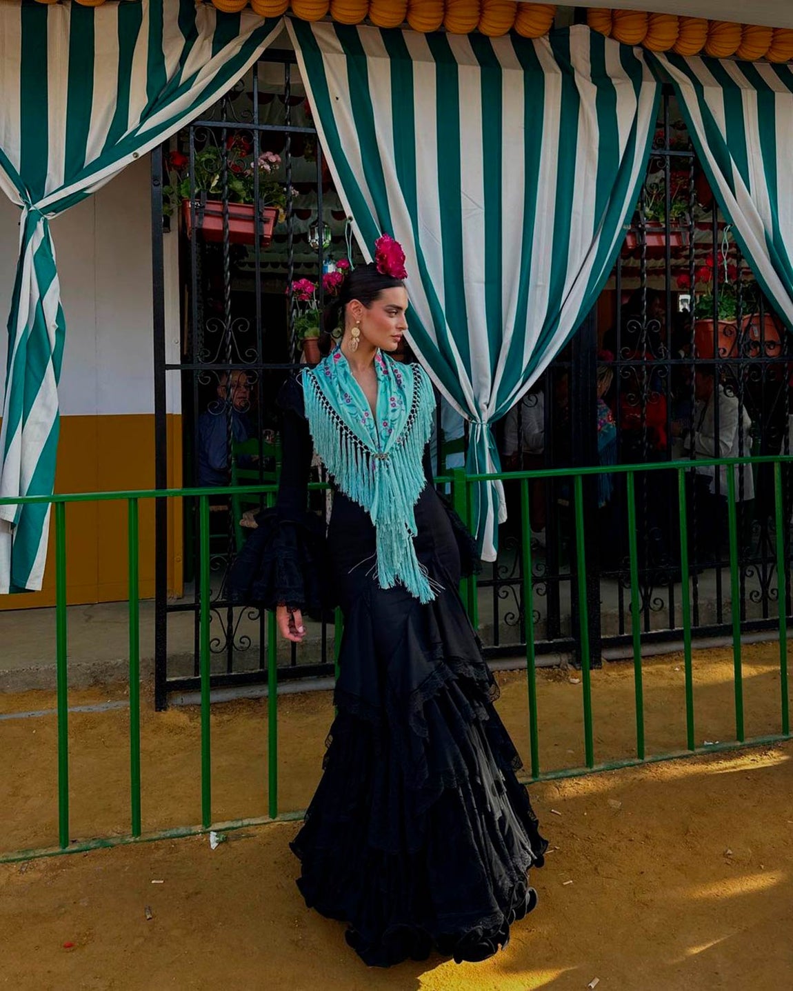 Susana Molina escogió un vestido negro de Aurora Gaviño y un mantón azul turquesa. En el pelo, una flor roja. 