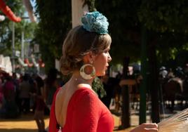Descubre a las flamencas mejor vestidas del Real del lunes: combinaciones hermosas y arte sevillano