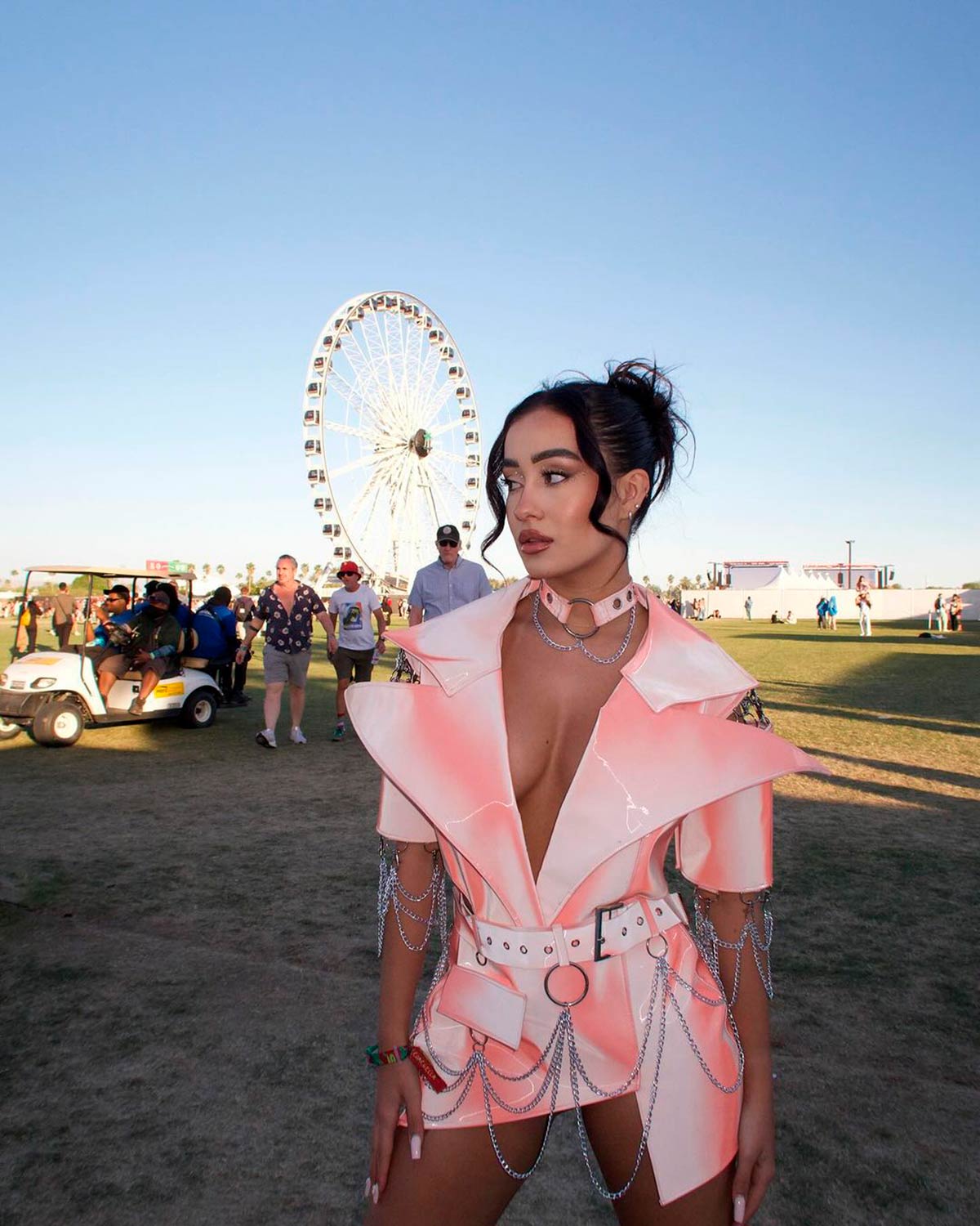 La 'influencer' española Marina Rivers apostó por un vestido de inspiración futurista con grandes solapas y pronunciado escote. Es de David Moss.