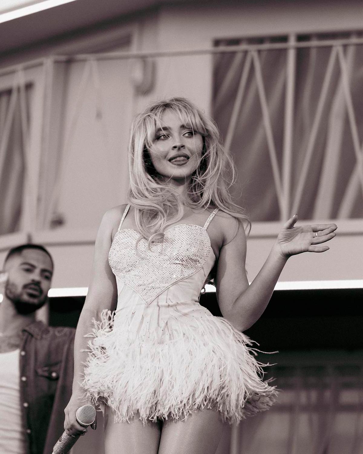 Sabrina Carpenter, con un minivestido repleto de plumas de Roberto Cavalli. 