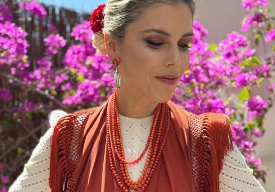 Manuela Villena arrasa en la Feria de Abril de Sevilla con su increíble look de flamenca