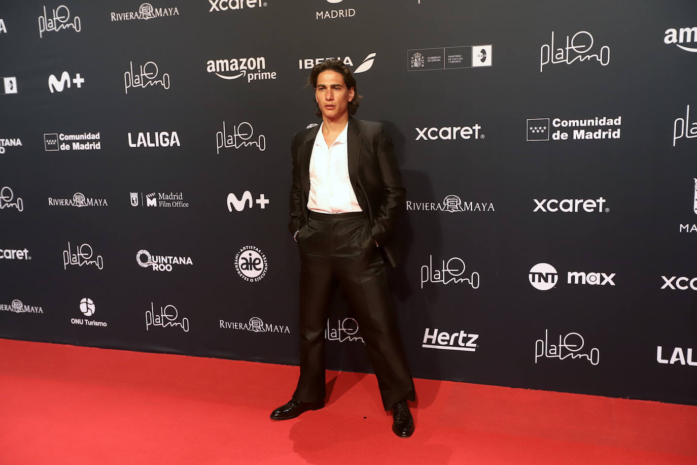 Enzo Vogrinic, protagonista de 'La sociedad de la nieve', fue uno de los hombres más elegantes de la alfombra roja. Lució un total look de Loewe compuesto por un traje negro de abotonadura sencilla en seda y corte regular de la colección FW23 y camisa plisada en algodón de la colección SS24.