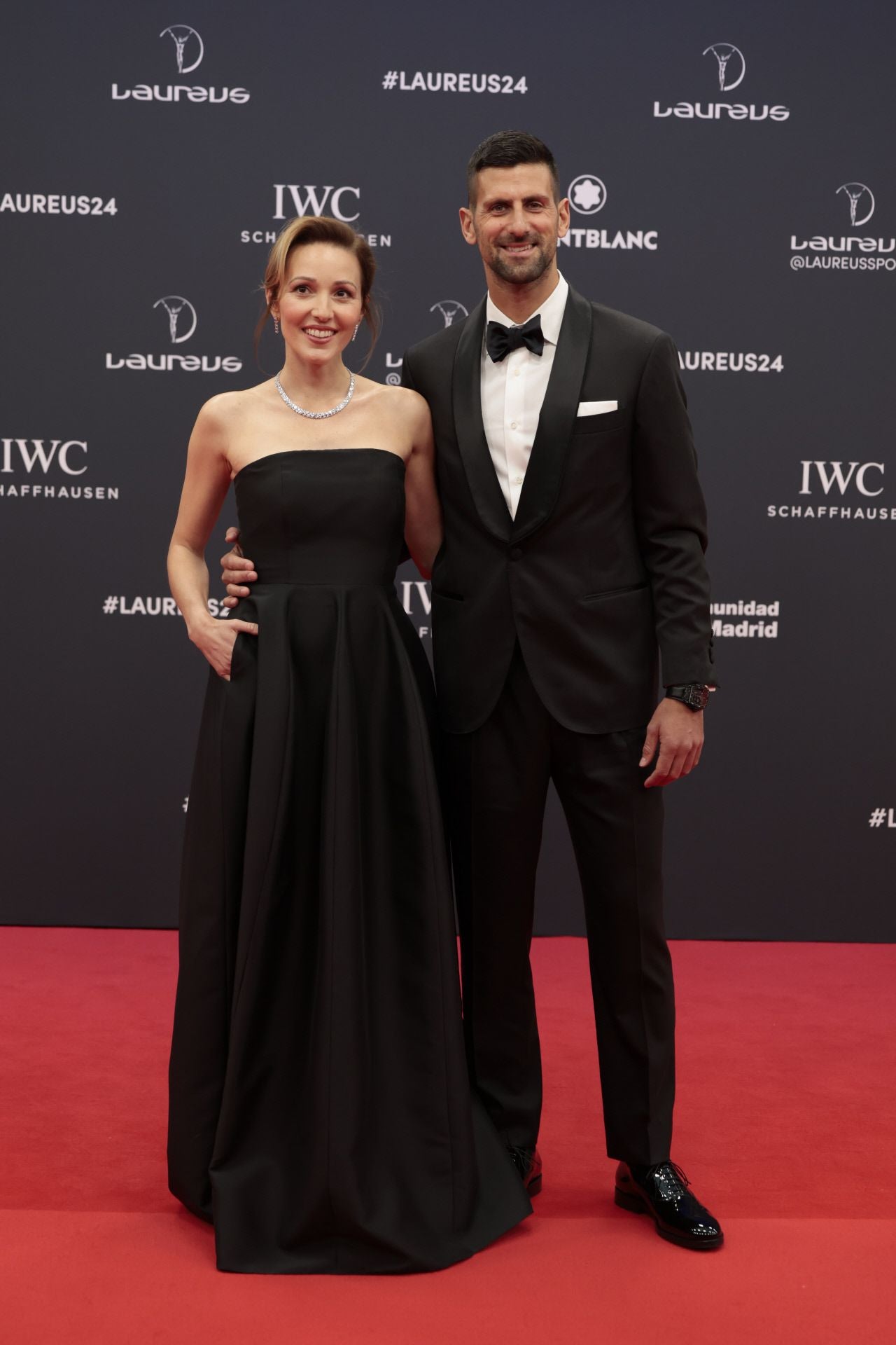 El tenista Novak Djokovic posó con esmoquin, junto a su esposa Jelena que eligió un vestido con escote palabra de honor. 