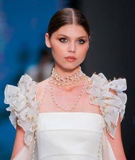 Imagen secundaria 2 - Chockers, collares de perlas y corbatas, entre las tendencias de joyas de novias 2025. 