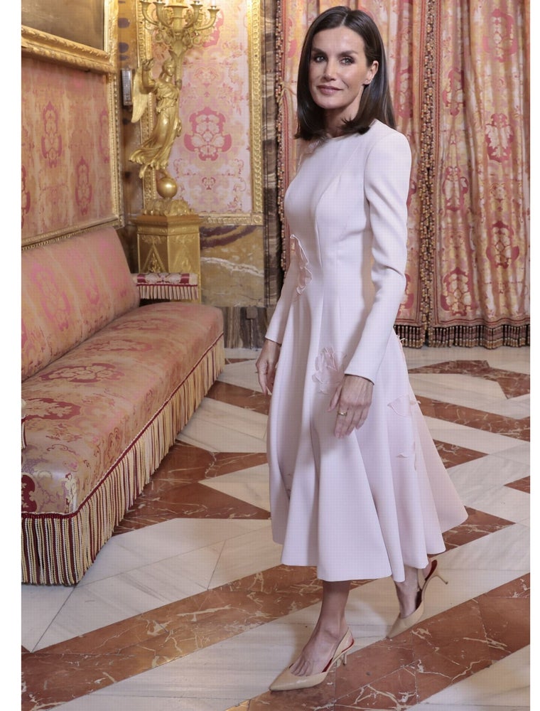 Doña Letizia recupera un vestido de Pedro del Hierro que estrenó en 2021 para el almuerzo en honor al ganador del premio Cervantes.