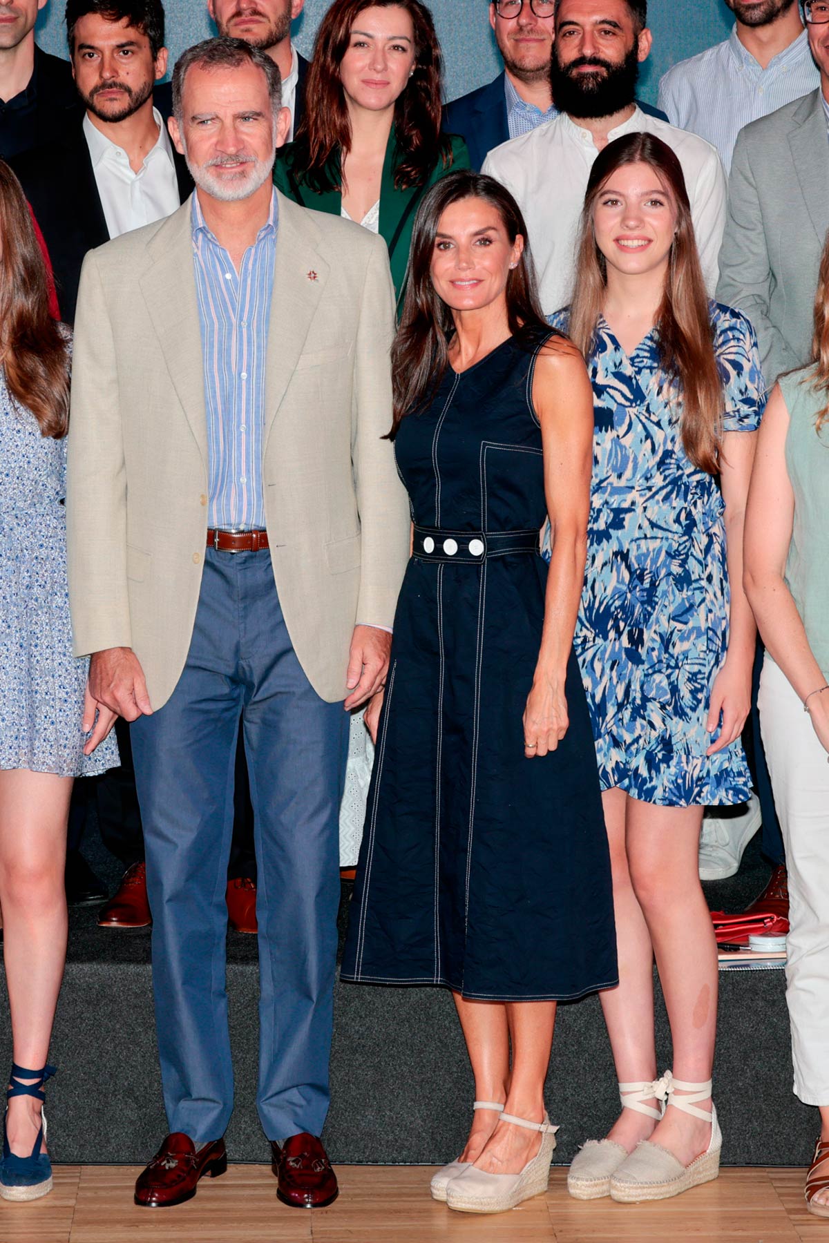 La Infanta es fan de los estampados y el año pasado apostó por este vestido con 'print' tropical en tonalidades azules. 