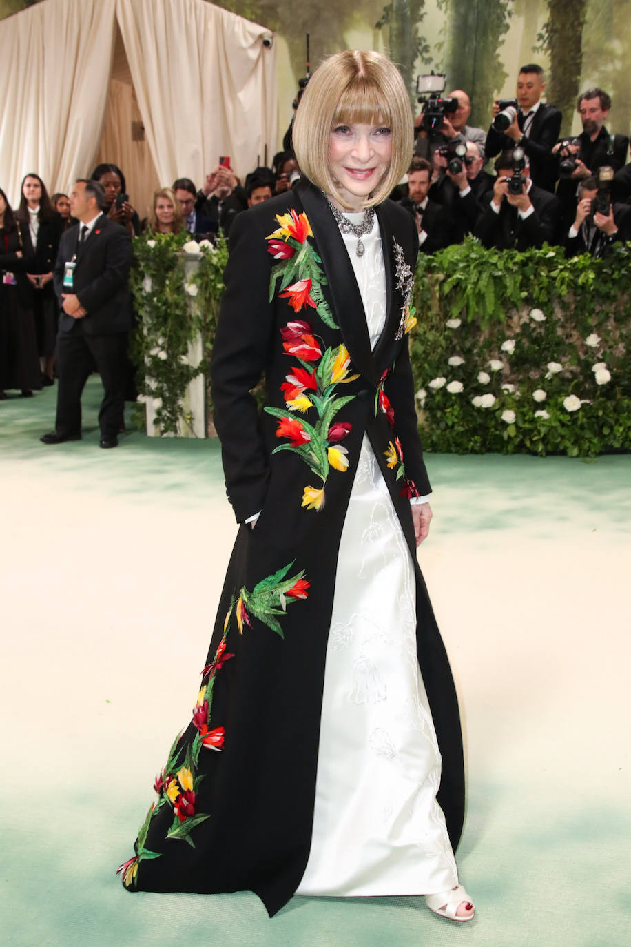 Anna Wintour, la organizadora de la gala Met, eligió un look de Loewe, formado por un vestido blanco y un abrigo negro con estampado floral. 