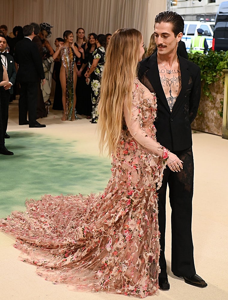 Damiano David con traje negro semitransparente.