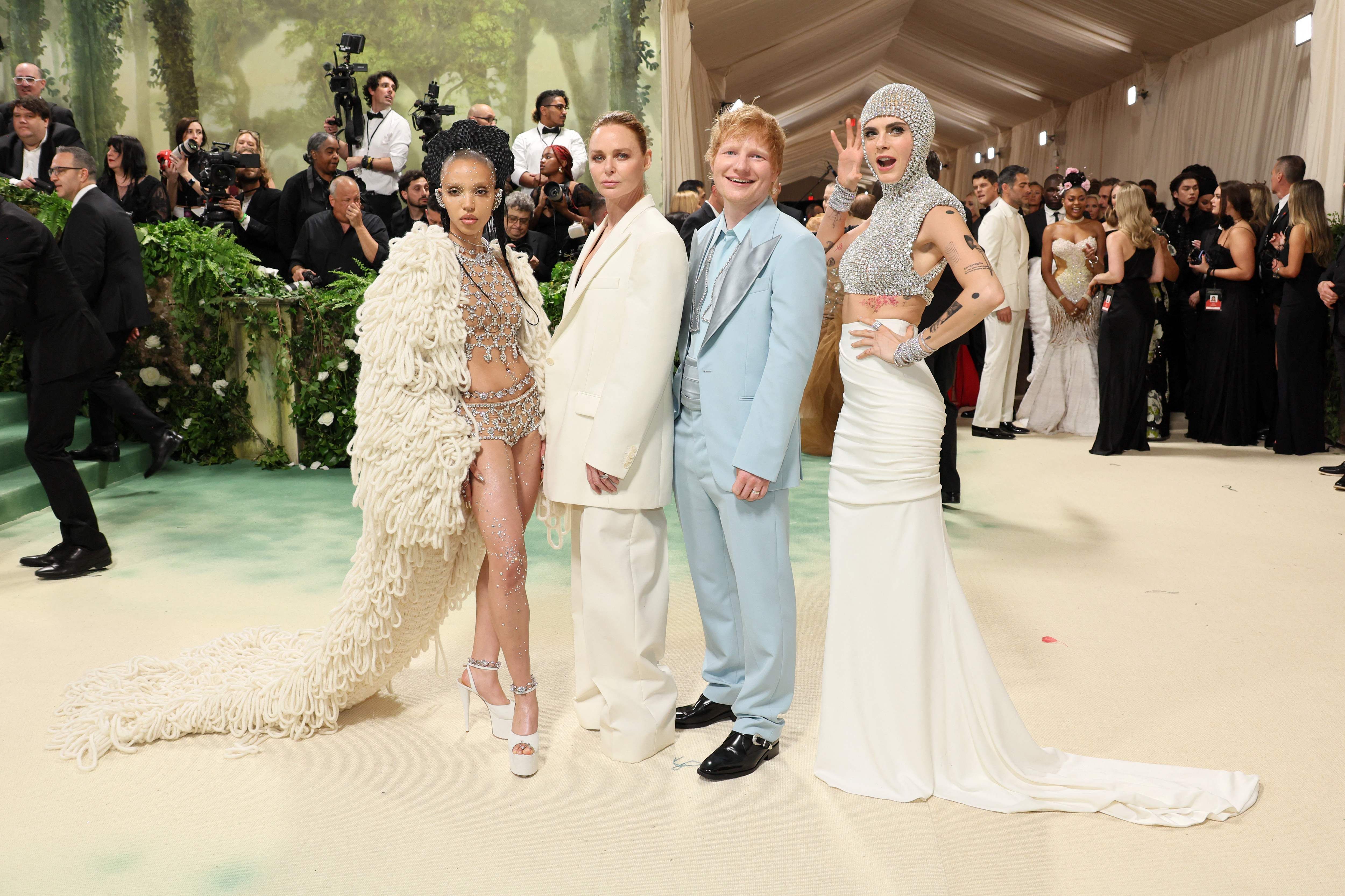 FKA twigs, Ed Sheeran, Stella McCartney y Cara Delevingne en la alfombra verde