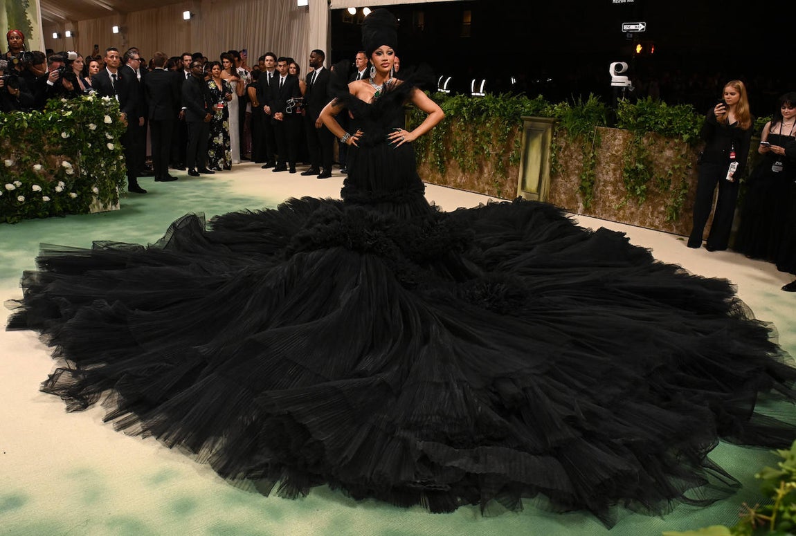 Cardi B con un vestido de tul negro que destacaba por su maxi cola. 