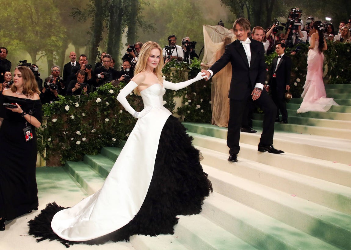 Nicole Kidman eligió un vestido en blanco y negro de Balenciaga. 