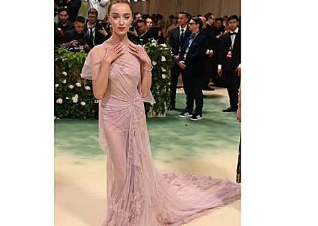 Imagen secundaria 1 - Greta Lee, Phoebe Dynevor y Alexandra Daddario en la gala Met 2024.