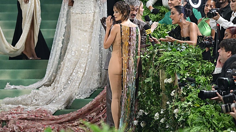 Rita Ora con su peculiar vestido que dejaba su trasero al descubierto.