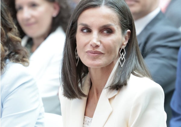 La Reina Letizia estrena el famosos traje de Victoria Beckham x Mango que se vende por 250 euros