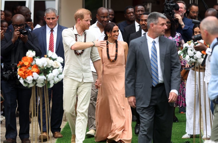 Meghan Markle con vestido largo de Heidi Merrick.
