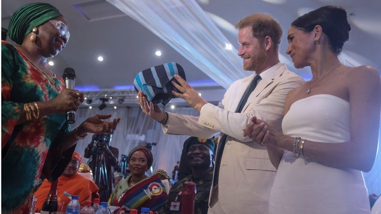 La esposa del príncipe Harry con vestido blanco y pendientes de Dior.