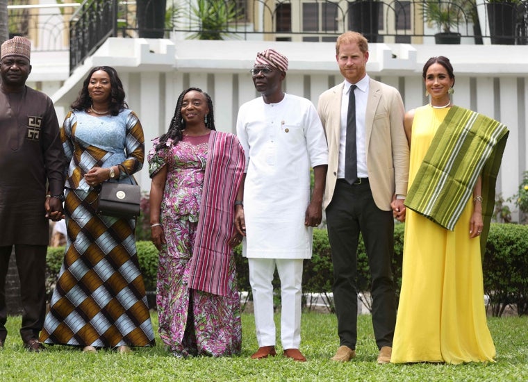Meghan Markle con un vestido de Carolina Herrera y el tradicional foulard de Nigeria en tonos verdes.