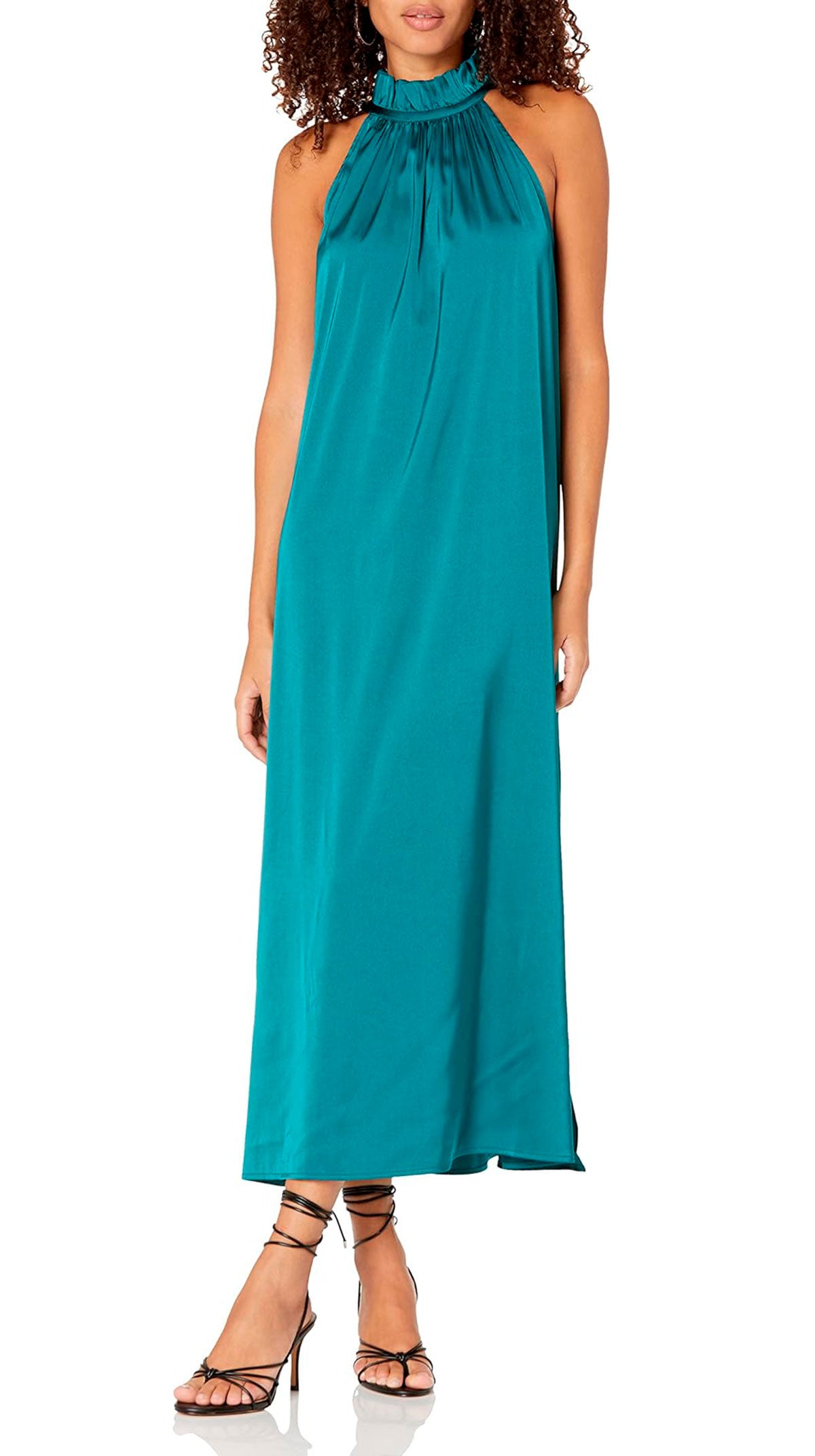 Diseño largo, con cuello alto tipo 'halter' en color azul satinado. 42.16 euros en Amazon Fashion firmado por The Drop. 