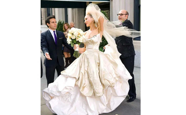 Imagen principal - El diseño original del vestido que apareció en 'Sexo en Nueva York'; uno de los diseños actualies de Vivienne Westwood; Isabel Ruiz, fundadora de 'Love is in the air' el atelier que trae la marca a España.