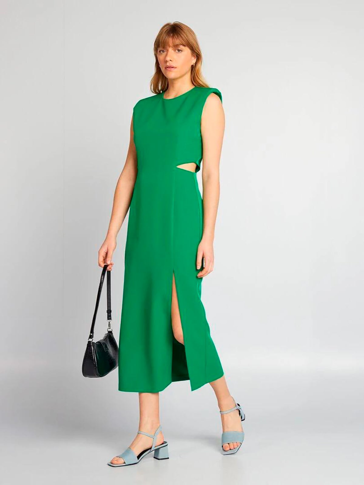 El 'cut out' sigue presente en los looks de invitada. Este diseño de Kiabi, en color verde y con abertura en el abdomen tiene un precio de 25 euros. 