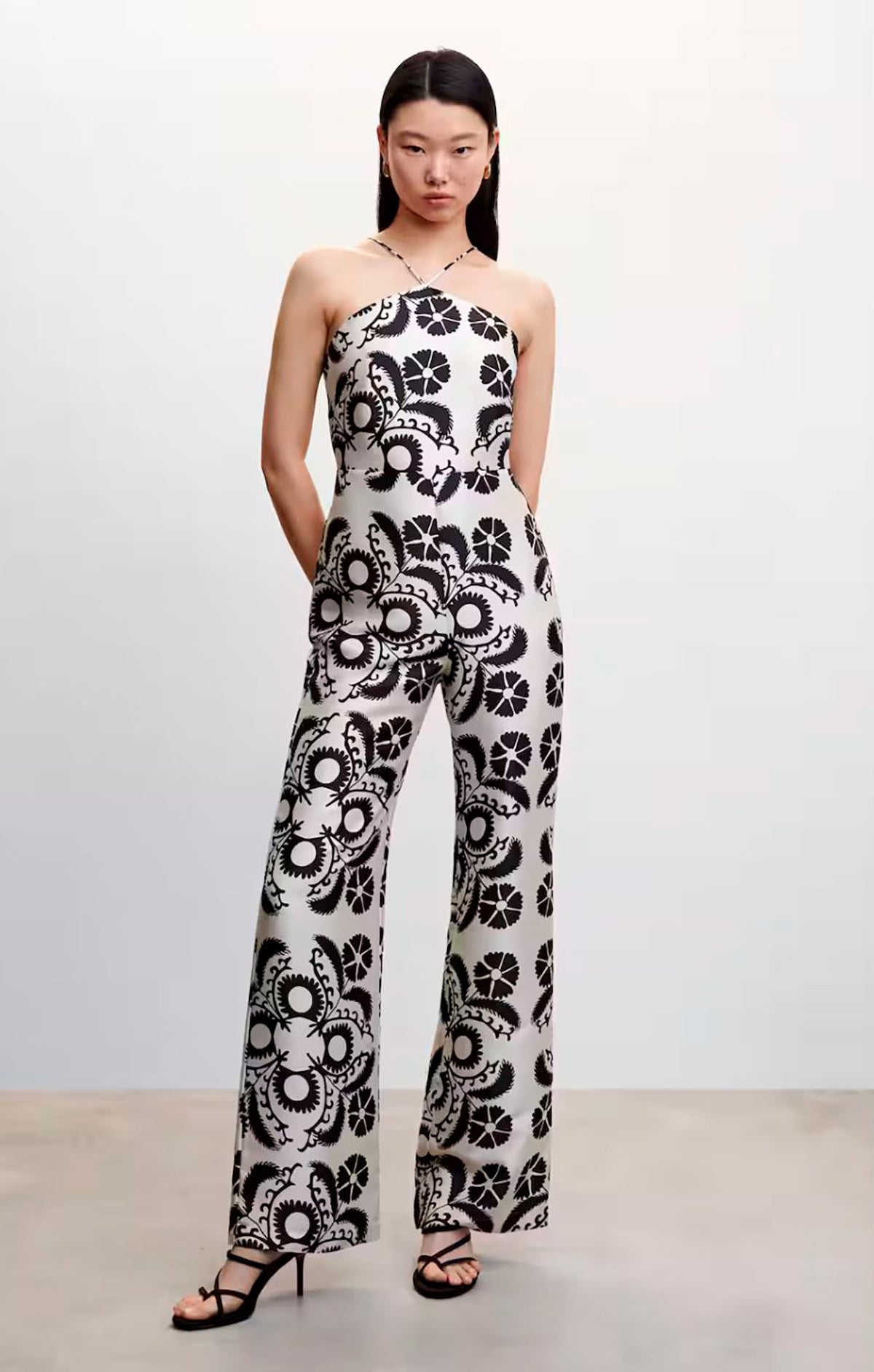 Mono con escote 'haltet' y espalda abierta de Mango Outlet. 34.99 euros.