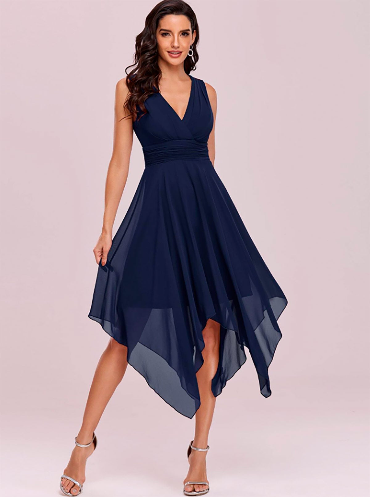 Vestido sin mangas con escote en V y falda asimétrica en color azul marino. 35 euros en Shein.